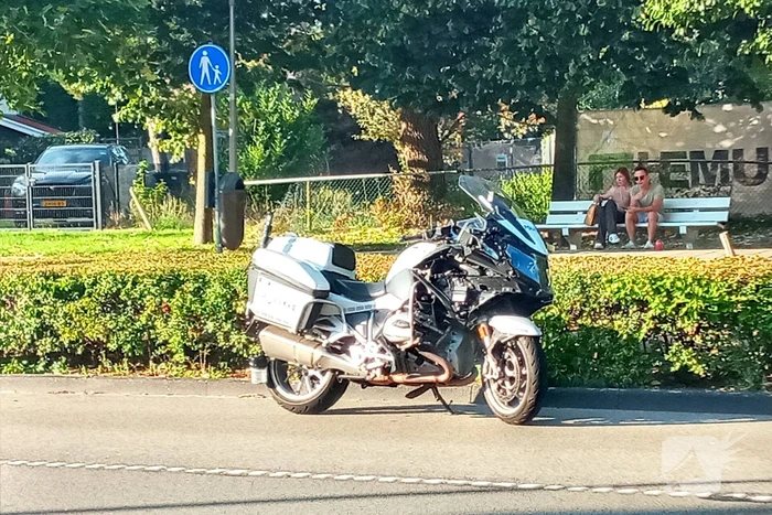 Motoragent botst op politiewagen