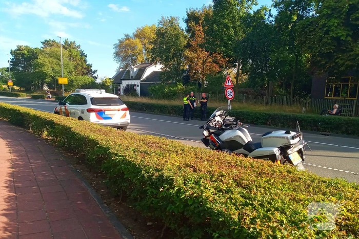 Motoragent botst op politiewagen