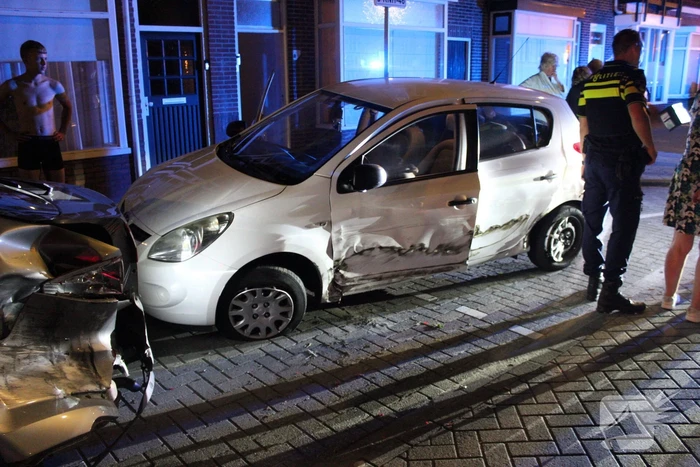 Auto slaat over de kop na botsing tegen stilstaande auto's