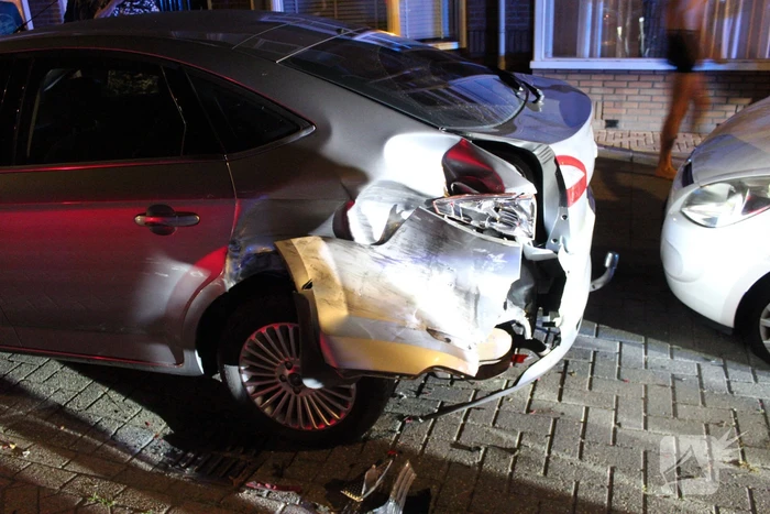 Auto slaat over de kop na botsing tegen stilstaande auto's