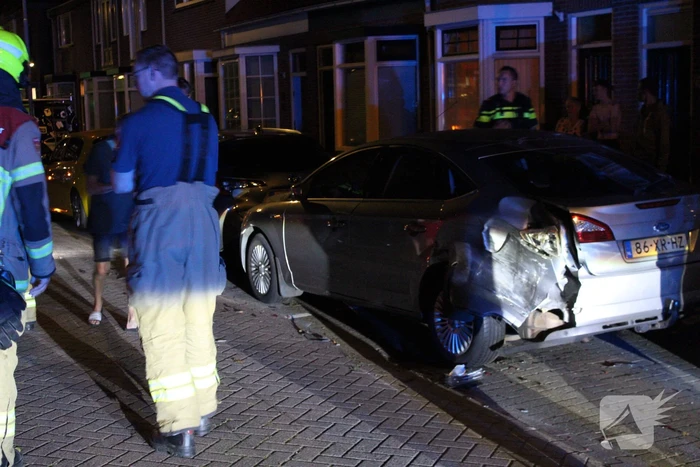 Auto slaat over de kop na botsing tegen stilstaande auto's