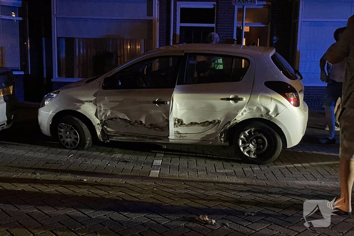 Auto slaat over de kop na botsing tegen stilstaande auto's