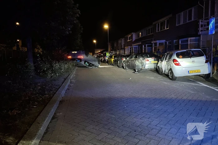 Auto slaat over de kop na botsing tegen stilstaande auto's
