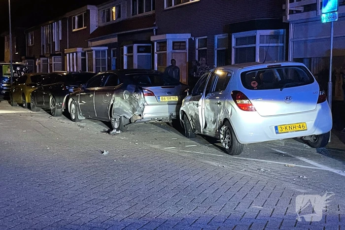 Auto slaat over de kop na botsing tegen stilstaande auto's