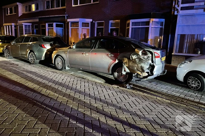 Auto slaat over de kop na botsing tegen stilstaande auto's