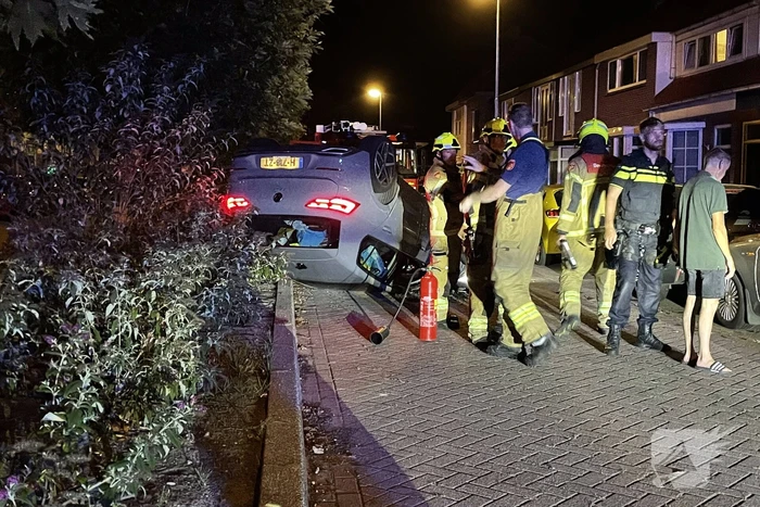 Auto slaat over de kop na botsing tegen stilstaande auto's