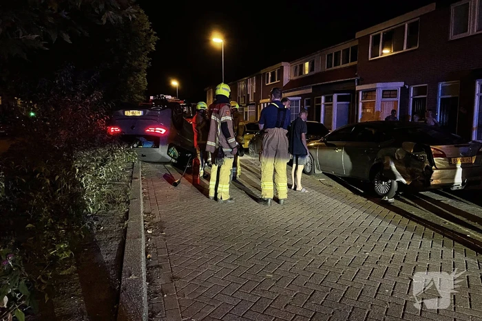 Auto slaat over de kop na botsing tegen stilstaande auto's