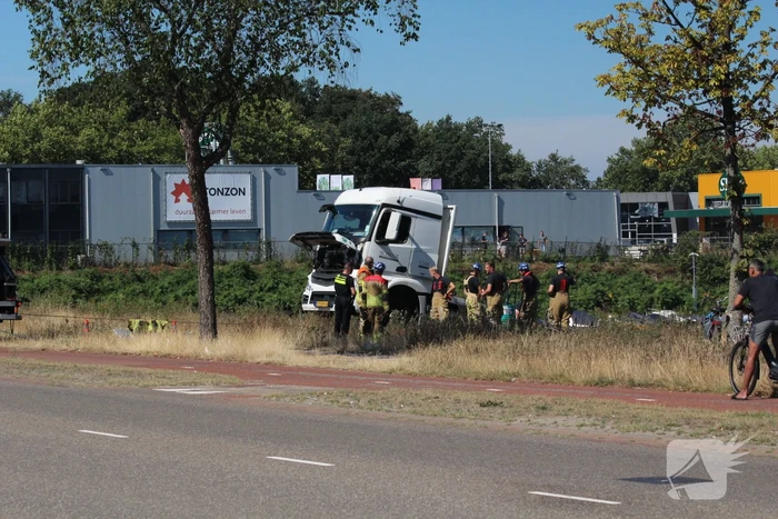 Vrachtwagen hangt gevaarlijk over de waterkant