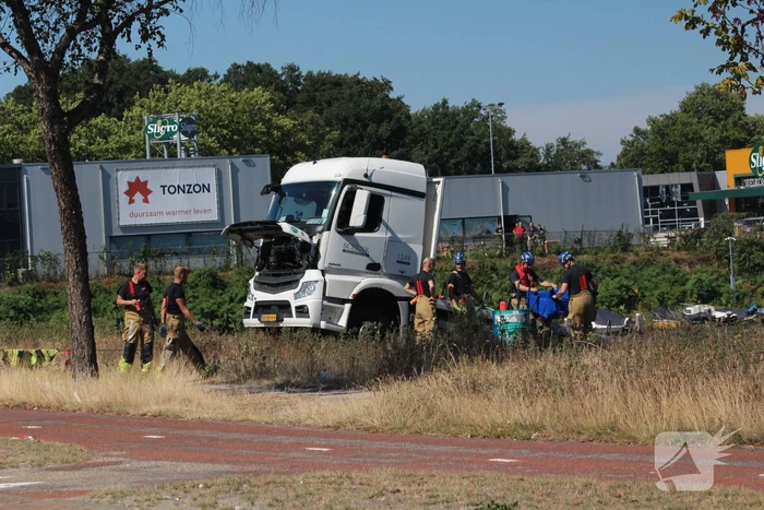 Vrachtwagen hangt gevaarlijk over de waterkant