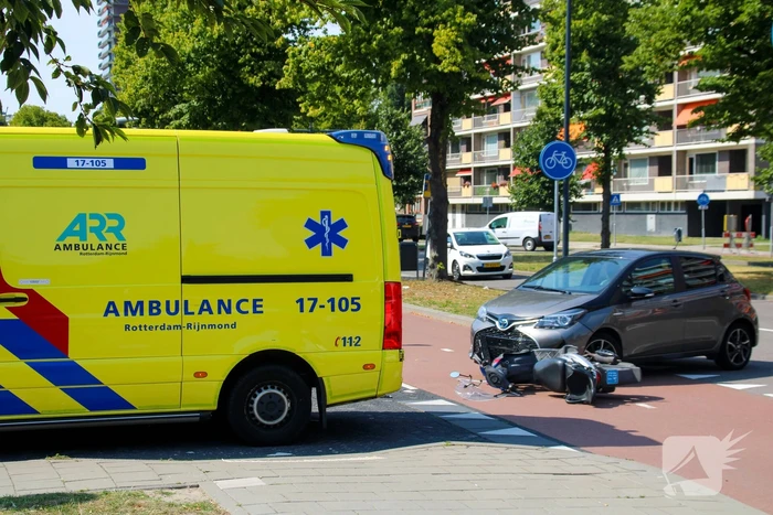 Afslaande automobilist ziet scooterrijder over het hoofd