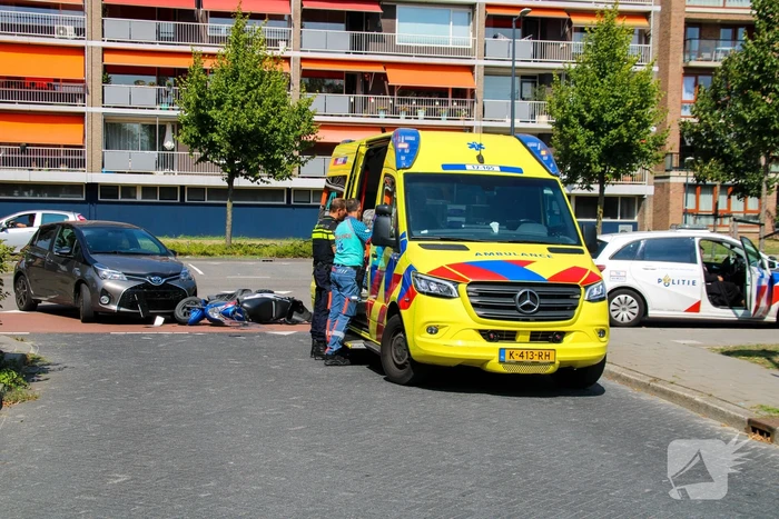 Afslaande automobilist ziet scooterrijder over het hoofd