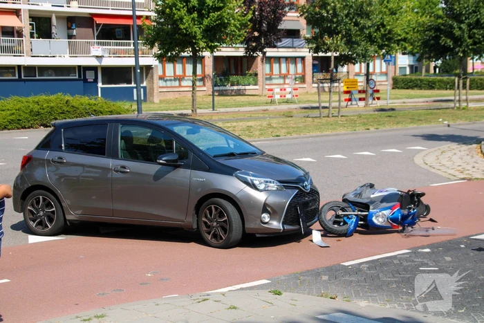 Afslaande automobilist ziet scooterrijder over het hoofd