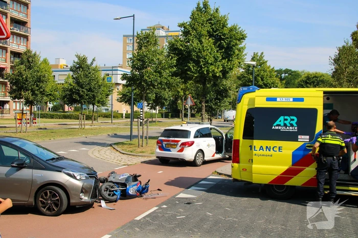 Afslaande automobilist ziet scooterrijder over het hoofd