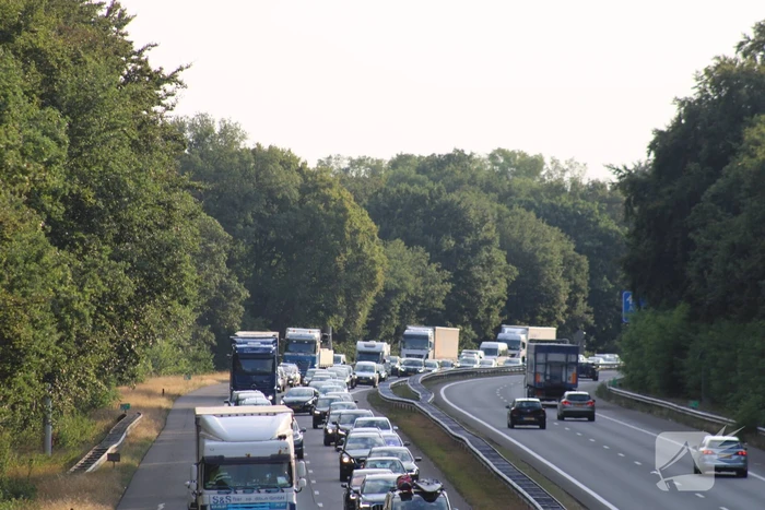 Snelweg afgesloten vanwege grote bermbrand