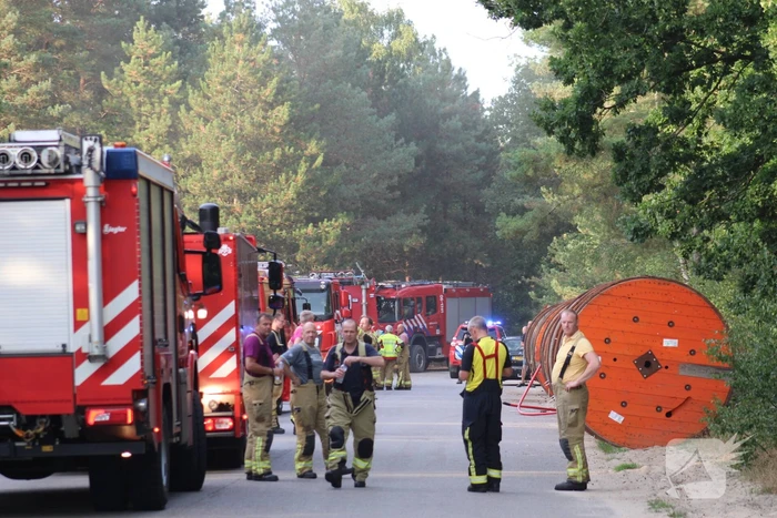 Snelweg afgesloten vanwege grote bermbrand