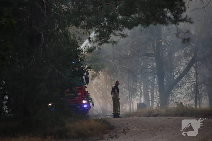Snelweg afgesloten vanwege grote bermbrand