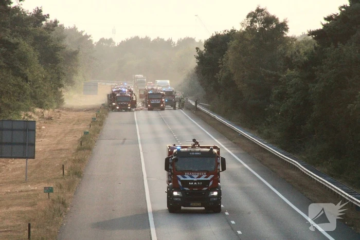 Snelweg afgesloten vanwege grote bermbrand
