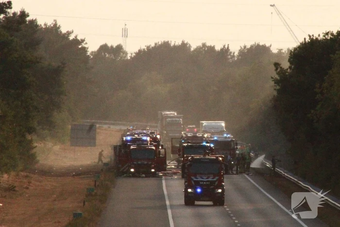 Snelweg afgesloten vanwege grote bermbrand