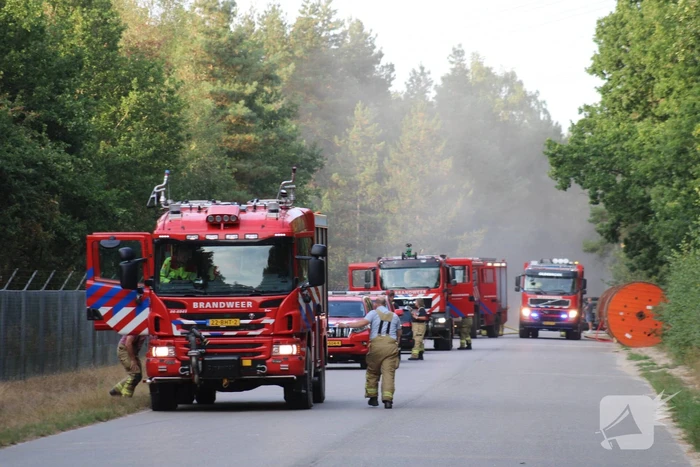 Snelweg afgesloten vanwege grote bermbrand