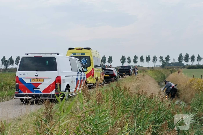 Auto belandt in sloot