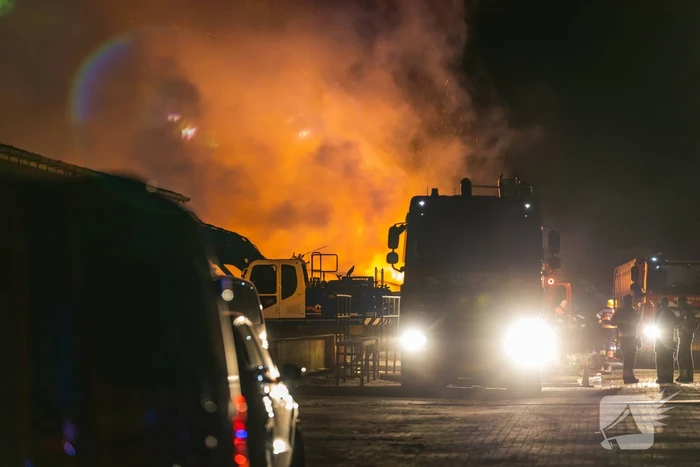 Flinke buitenbrand in grote stapel hooi