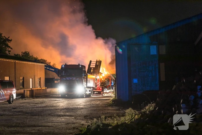 Flinke buitenbrand in grote stapel hooi