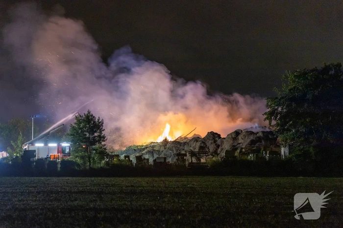 Flinke buitenbrand in grote stapel hooi
