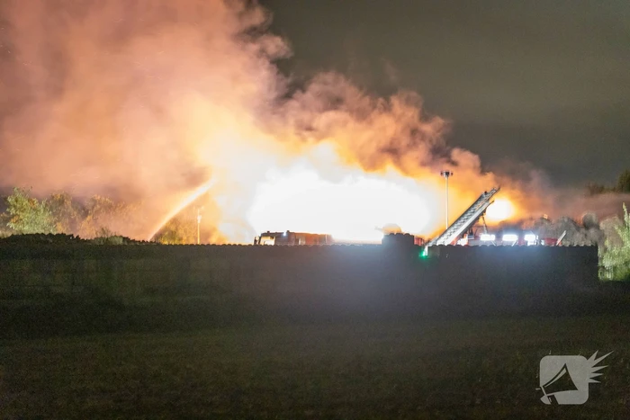 Flinke buitenbrand in grote stapel hooi