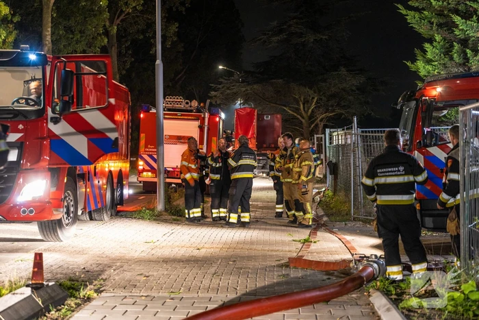 Flinke buitenbrand in grote stapel hooi