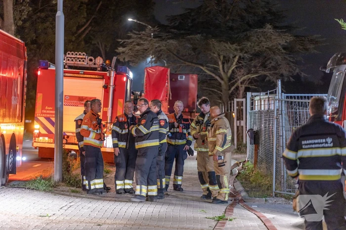 Flinke buitenbrand in grote stapel hooi