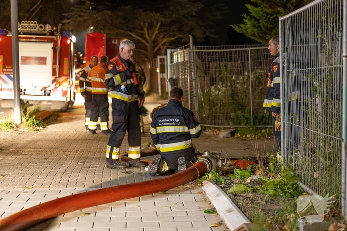 Flinke buitenbrand in grote stapel hooi