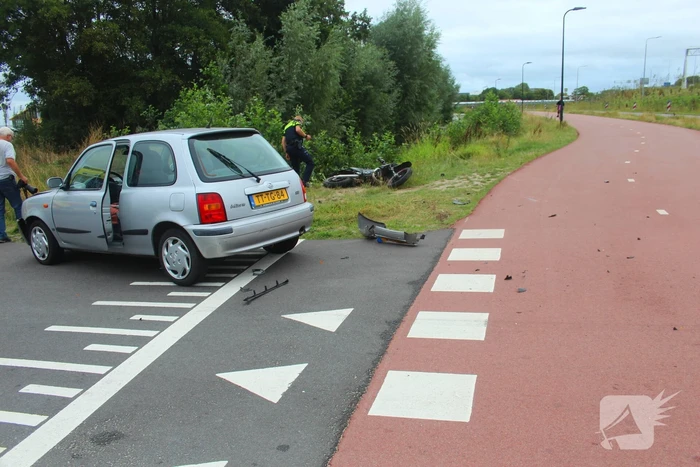 Flinke schade na aanrijding tussen auto en brommer