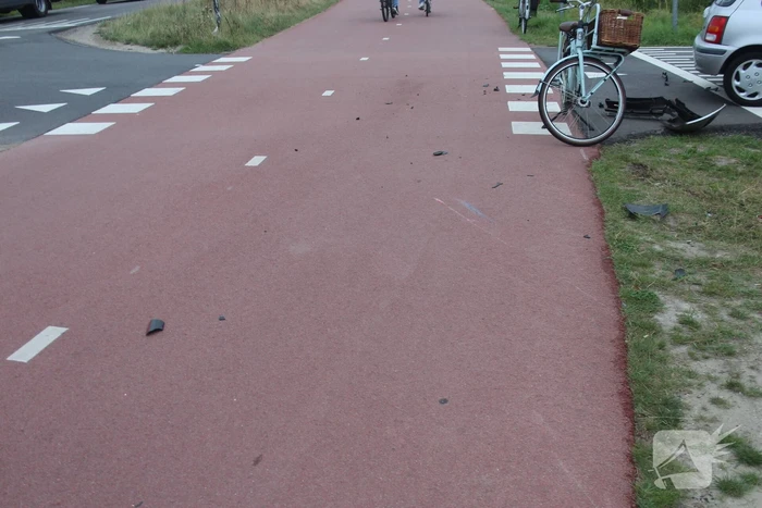 Flinke schade na aanrijding tussen auto en brommer