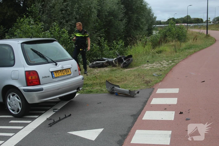 Flinke schade na aanrijding tussen auto en brommer