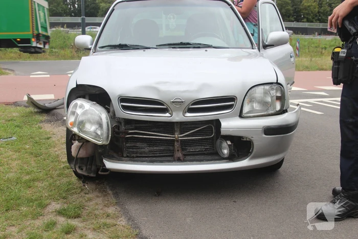 Flinke schade na aanrijding tussen auto en brommer