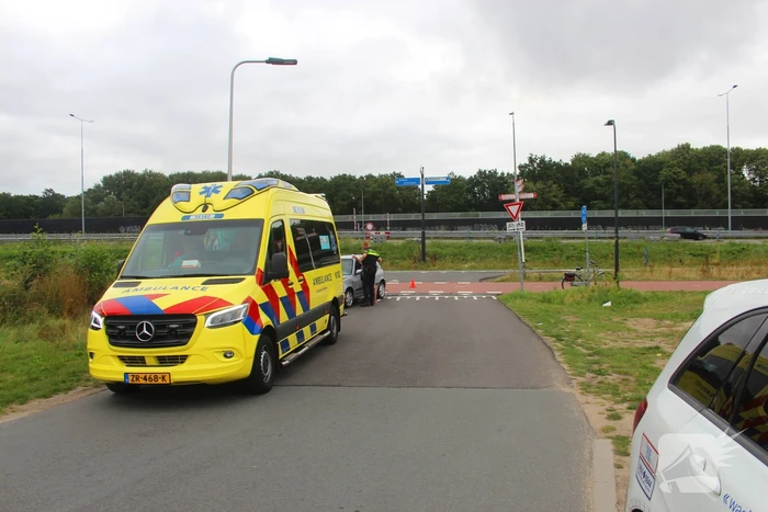 Flinke schade na aanrijding tussen auto en brommer