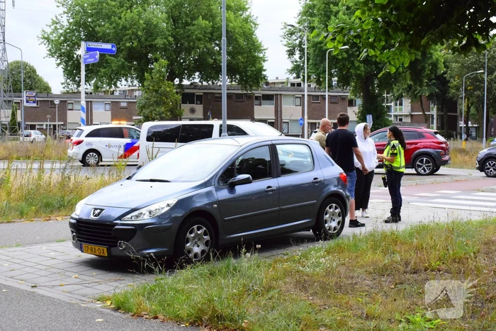 Jongedame op fiets aangereden op rotonde