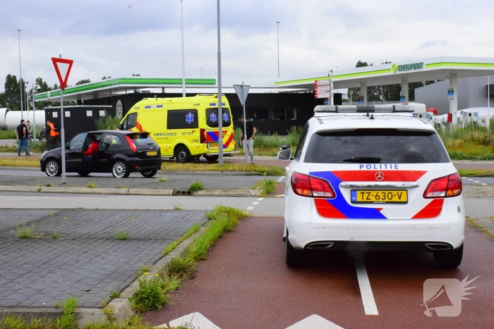 Fietser gewond bij botsing op rotonde
