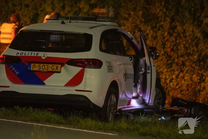 Fietser belandt onder voorwiel van politiewagen