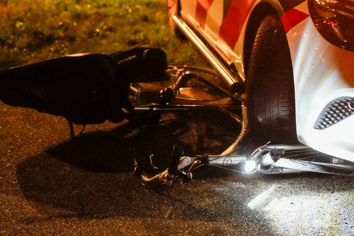 Fietser belandt onder voorwiel van politiewagen