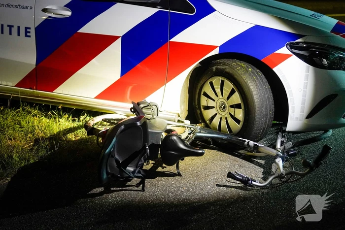 Fietser belandt onder voorwiel van politiewagen