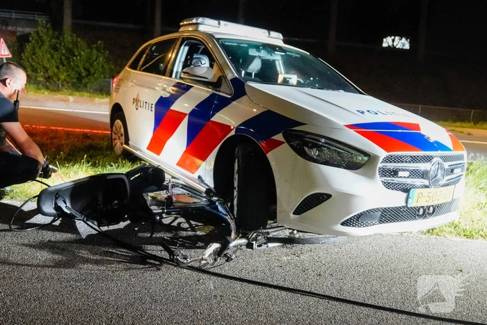 Fietser belandt onder voorwiel van politiewagen