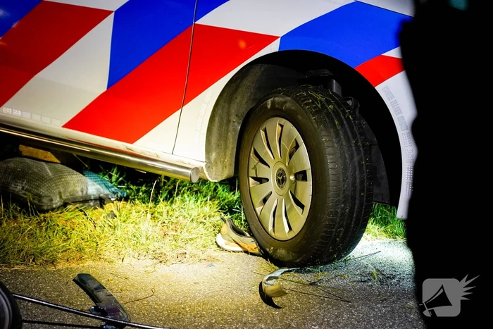 Fietser belandt onder voorwiel van politiewagen