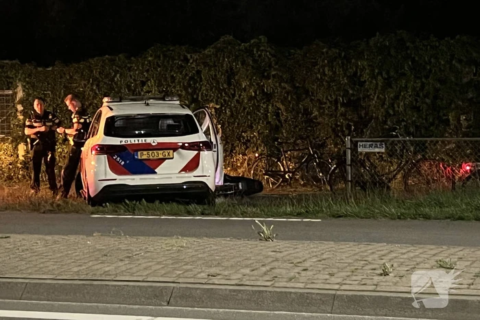 Fietser belandt onder voorwiel van politiewagen
