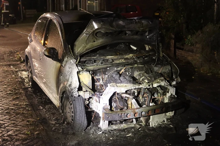 Auto verwoest door brand, politie doet onderzoek