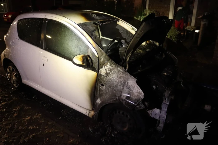 Auto verwoest door brand, politie doet onderzoek