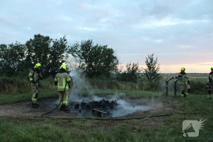 Pallets boven op berg in brand gevlogen