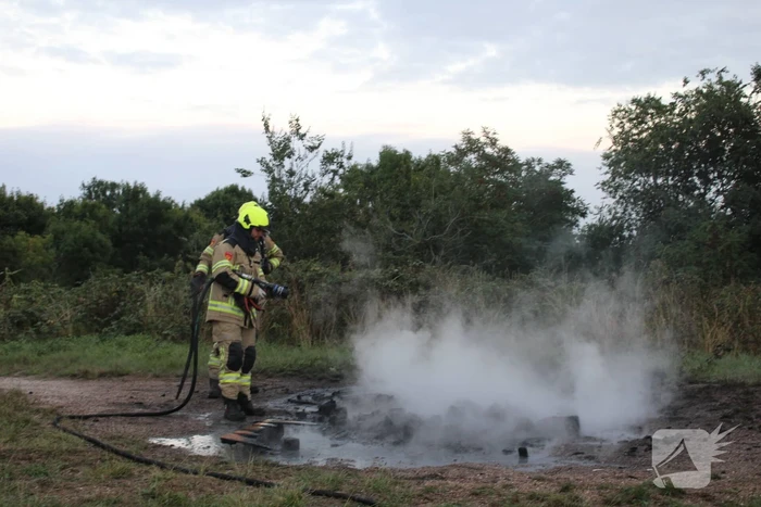 Pallets boven op berg in brand gevlogen