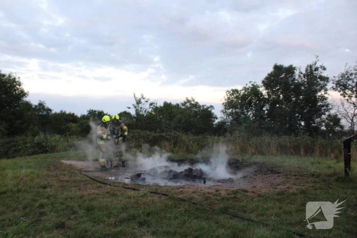 Pallets boven op berg in brand gevlogen