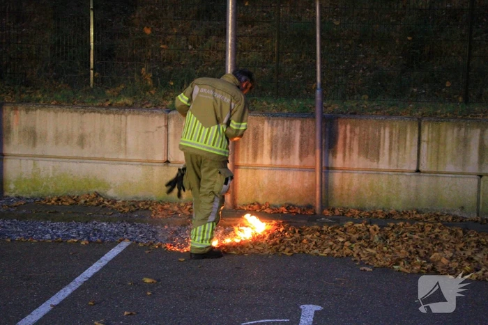 Bladeren vliegen in brand op parkeerterrein